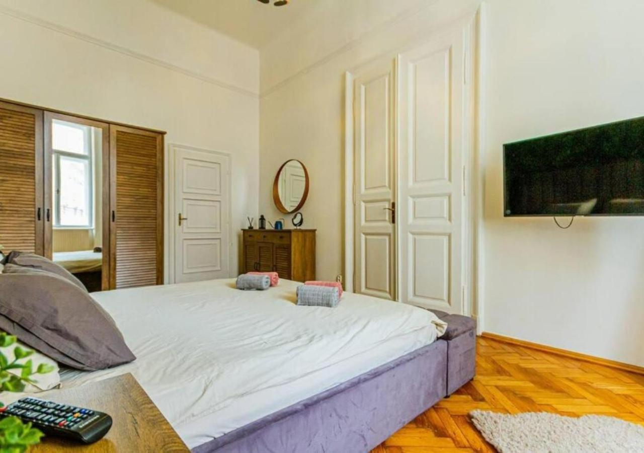 Luxury Apartment By The Famous Vaci Street Budapest Luaran gambar